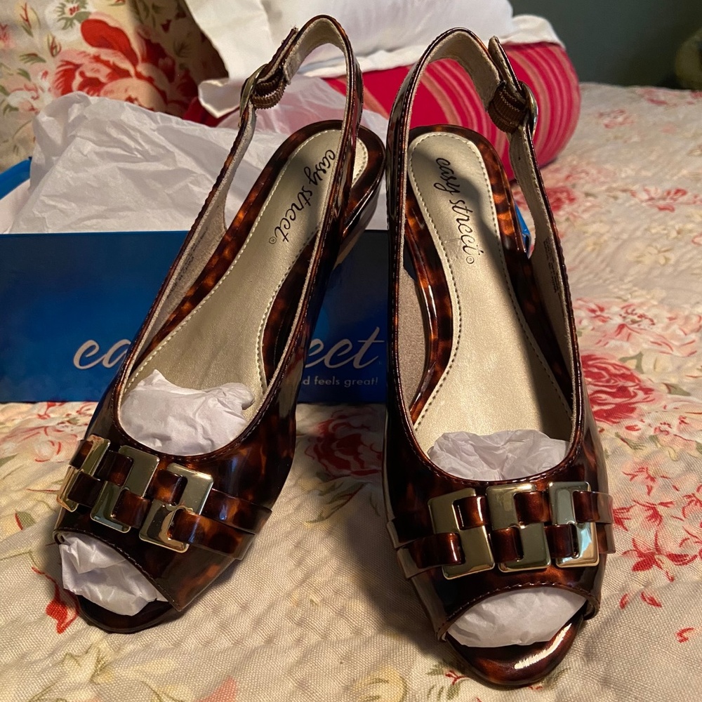 NWOT, NIB Easy Street Tortoise Patent, slingback/peep toe, gold buckle, 6.5